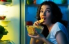 Нічні "походи" до холодильника негативно впливають на мозок