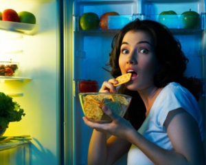 Нічні &quot;походи&quot; до холодильника негативно впливають на мозок