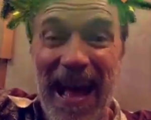 Шварценеггер з "ялинковим вінком" на голові розсмішив мережу