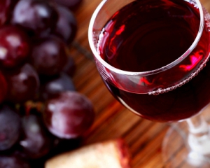 Ученые советуют каждый день пить красное вино в новогодние праздники