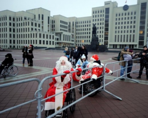 В Минске Дедов Морозов на инвалидных колясках не пустили на праздничное шествие