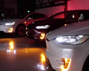 В Сети появилось видео танцующих автомобилей Tesla под рождественскую музыку