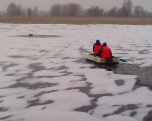 В Киеве провалился под лед и утонул рыбак