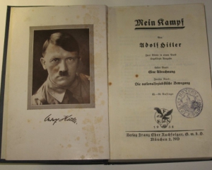 Книга Гитлера &quot;Майн кампф&quot; поступила в продажу в Германии