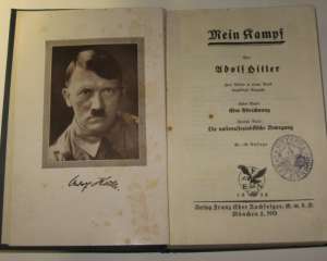 Книга Гитлера &quot;Майн кампф&quot; поступила в продажу в Германии