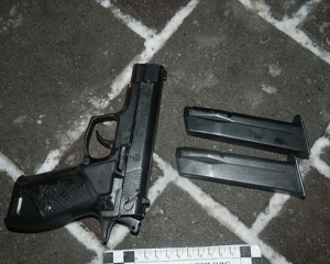 У Києві озброєний чоловік напав на поліцейського