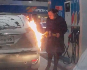Россиянка едва не сожгла заправку, потому что хотела подсветить бак зажигалкой