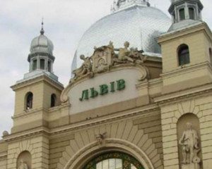 У Львові на залізничному вокзалі шукають вибухівку