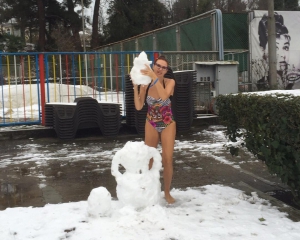 Эвелина Бледанс в купальнике открутила голову снеговику