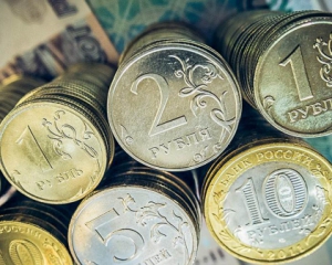 Рубль упав до 76 за долар, аналітики прогнозують обвал до 100
