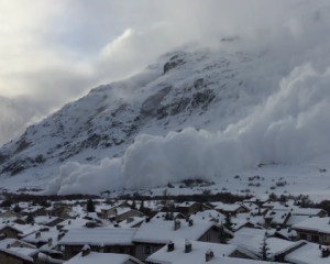Турист снял впечатляющее видео схода лавины в горах Франции