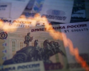Из-за нефти падает рубль и другие сырьевые валюты