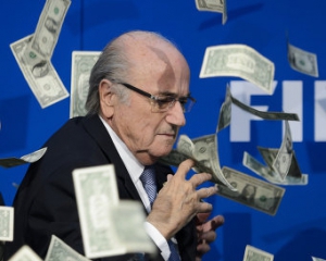ФИФА хочет уменьшить зарплату Блаттеру