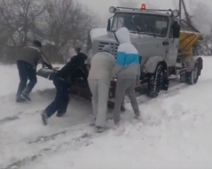 В Полтаве прохожие вытащили из сугроба снегоуборочную машину