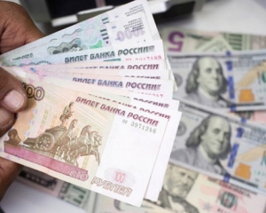 В Украине доллар скупают российские банки - эксперт