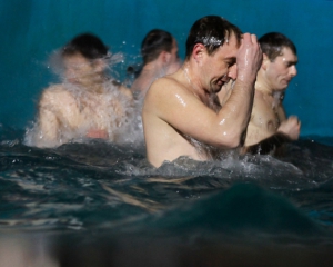 Хрещенські купання, розширення санкцій проти РФ і зростання смертності від грипу - головні події дня