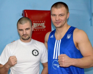 Тренер Глазкова объяснил, почему боксер вышел на бой без флага Украины