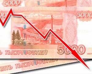 Рубль рекордно обвалился до 81 за доллар