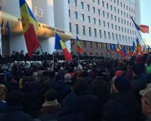 Митингующие покинули здание парламента Молдовы