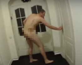 Парень пытался задушить мать и устроил стриптиз столичным копам