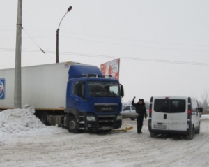 В Черкассах грузовик с продуктами из сугроба вытаскивали тракторы