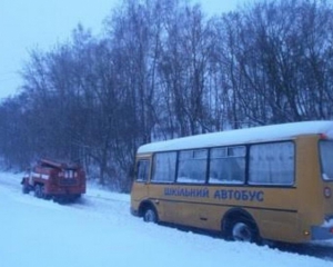 На Харьковщине автобус с детьми застрял в сугробе