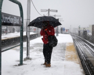 Мэрия Нью-Йорка просит горожан освободить все дороги из-за снегопадов