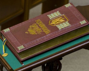 Порошенко проигрывает Яценюку в вопросе изменений в Конституцию - эксперт