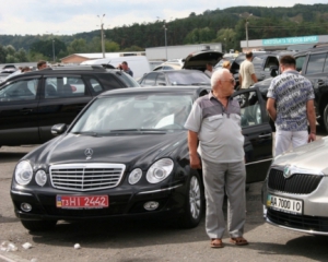 В Україну повернулась практика ганяти машини з-за кордону