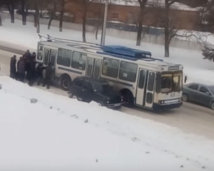 У Полтаві пасажири штовхали тролейбус по засніженій дорозі