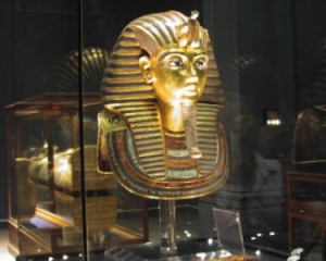 В Египте восьмерых работников музея будут судить за склеенную бороду Тутанхамона