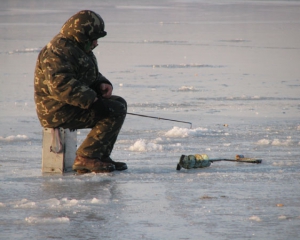 У Черкасах рибалки дві години в заметіль блукали Дніпром