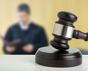 Суддя, який скасував вибори до райрад Києва, раніше судив на користь компаній Януковича