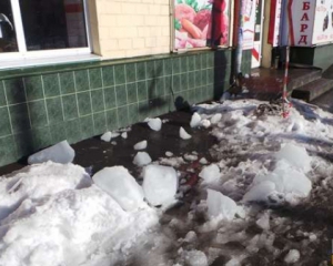 В Полтаве женщину убила огромная ледяная сосулька