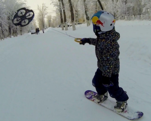 Беспилотник покатал мальчика на сноуборде