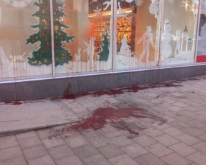 Львовские активисты краской облили магазин Roshen