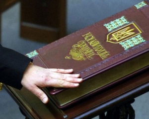 Парламент должен голосовать за изменения в Конституцию после референдума - социолог