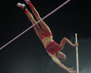 Американка побила рекорд мира в прыжках с шестом в помещениях