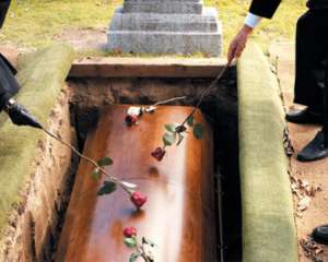 Распорядитель похорон зарабатывает 12 тысяч гривен