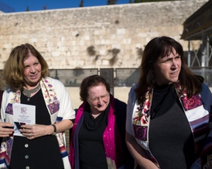 В Израиле разрешили мужчинам и женщинам совместно молиться у Стены плача