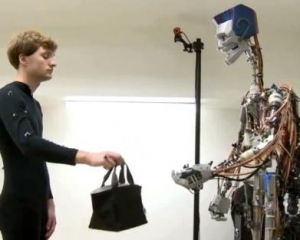 Инженеры создали робота, который может брать предметы как человек