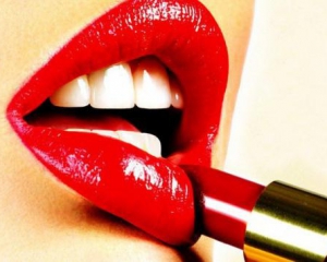 Доисторические женщины красили губы самодельной красной помадой