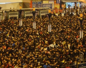 Из-за стихии на китайских вокзалах застряли 100 тыс. человек