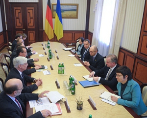 Україна і ЄС повинні діяти спільно в умовах гібридної війни - Яценюк