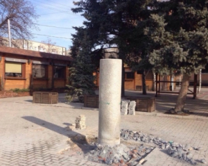 На Запоріжжі комунальники знесли пам&#039;ятник Шевченку