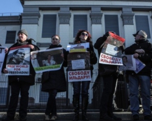 Посольство РФ в Киеве пикетируют