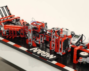 Розробники зібрали робота для складання паперових літачків з конструктору LEGO