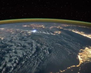 Астронавт показав, як виглядають удари блискавок з космосу