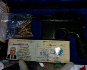 У київському будинку виявлено арсенал зброї з іменним пістолетом покійного Чечетова