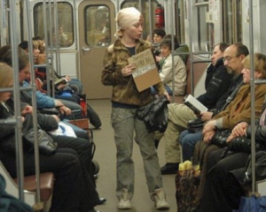 Попрошайки в столичном метро маскируются под инвалидов и ветеранов АТО